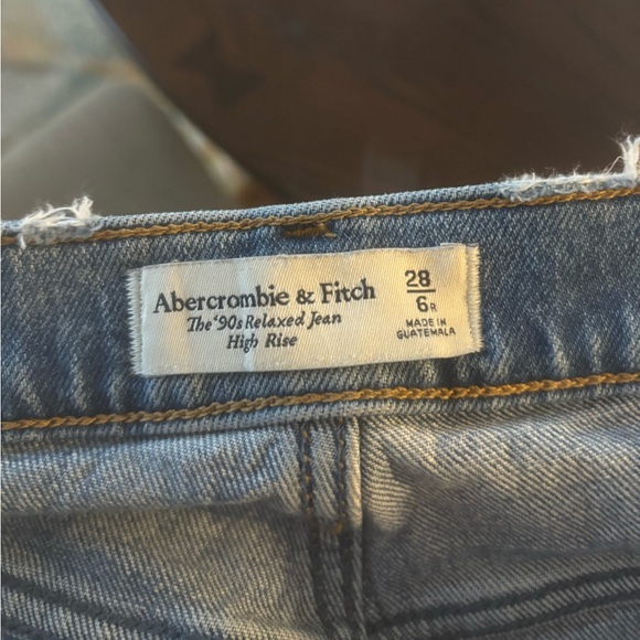 A&F 90’s Relaxed High Rise Jeans - Picture 5 of 6